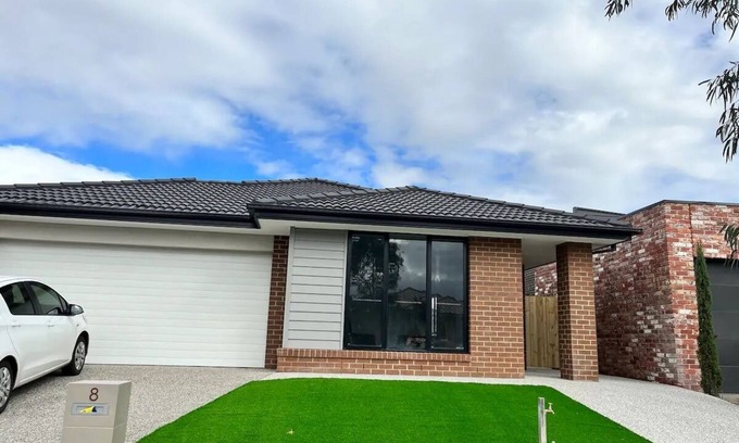 Melton South Casa | Spacious 4 bed family home in Melton (near Warrawong Estate)