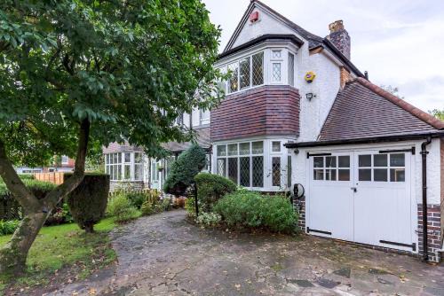 Moseley Casa | Spacious 4-Bed Family Home with Garden Parking Pass the Keys