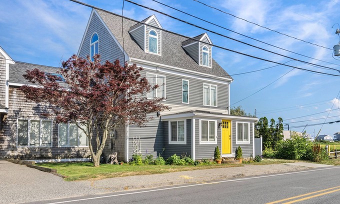 Brant Rock Casa | Spacious 4 bed home walk to Marina and beaches w/pvt yard