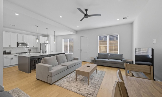 Quail Run Estates Casa | Spacious 4 Bed 4.5 Bath Sleeps 16 guests College Station - 2 miles to Kyle Field