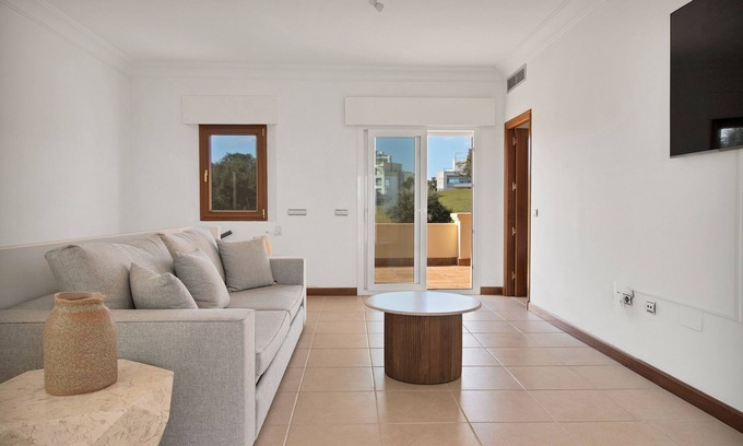 San Roque Villa | Spacious 4 Bed Villa on Frontline of San Roque Golf Club Old Course