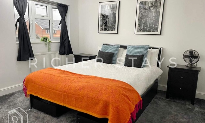 Havering Casa | Spacious 4-Bedroom Home | Driveway & Garden
