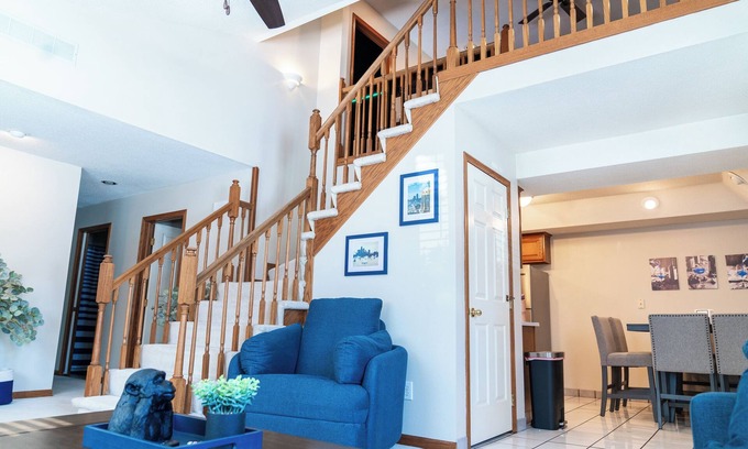 Windsor Heights Casa | Spacious 4-bedroom townhome in wonderful Windsor Heights with WiFi, AC