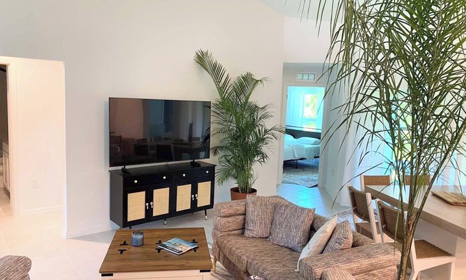 Gulf Cove Casa | Spacious 4-bedroom house in charming Port Charlotte with AC, WiFi, near beaches