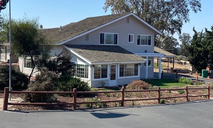 Callender Casa | Spacious 4-bedroom country home in lovely Arroyo Grande with Wi-Fi Wedding Venue