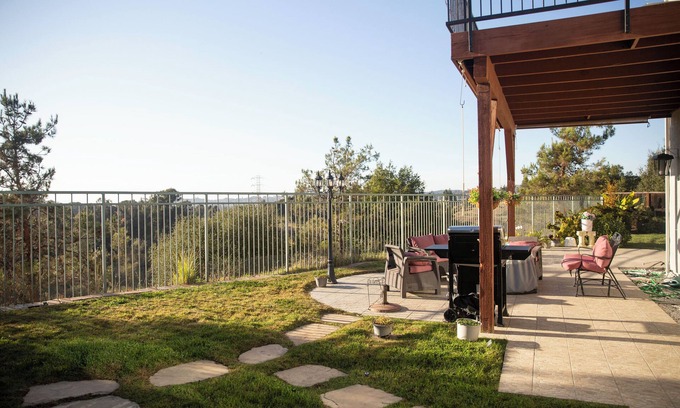 Castro Valley Casa | Spacious 4-bedroom house with AC, WiFi in welcoming Castro Valley