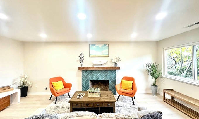 Shoreline West Casa | Spacious 4-bedroom house in cool Mountain View with WiFi