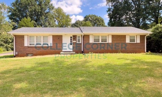 Winston - Salem Casa | Spacious 4-bedroom house in delightful Winston-Salem with AC