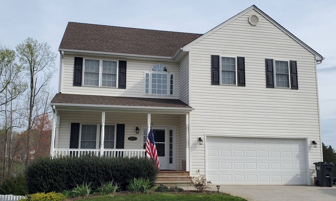 Forest Casa | Spacious 4 Bedroom 2.5 Bath Home, great location!