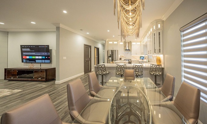 Burbank Casa | Spacious 4-bedroom, 4.5bath house in peaceful Burbank