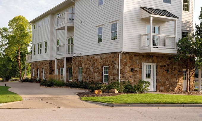 Parkville Casa | Spacious 4-bedroom/4 bath townhome in fabulous Parkville with golf course views