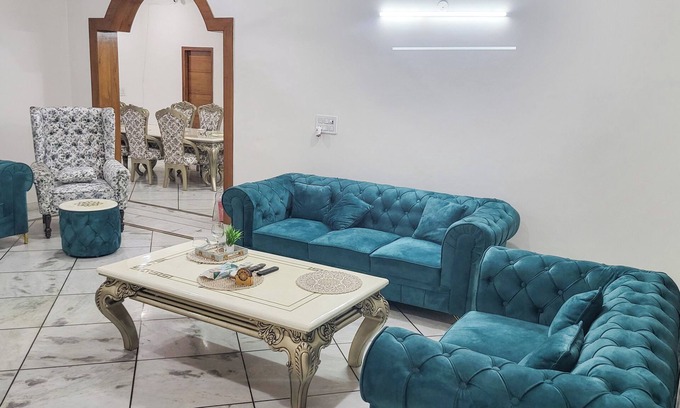 Janakpuri Apartamento | Spacious 4-bedroom apartment with WiFi, AC in fantastic New Delhi