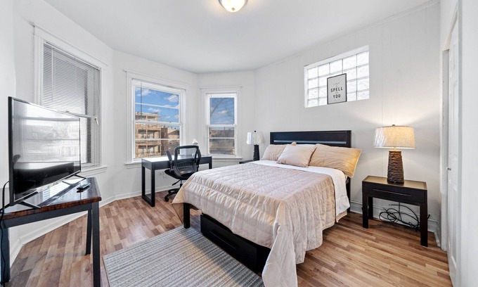 Woodlawn Apartamento | Spacious 4-bedroom apartment in fabulous Chicago with WiFi, AC