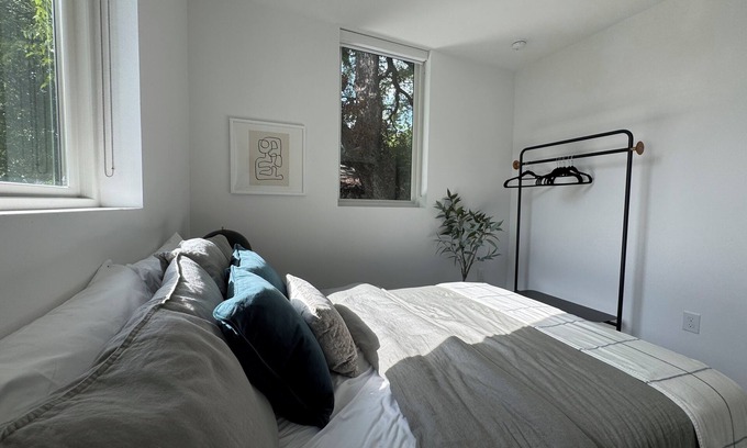 West End Apartamento | Spacious 4-bedroom apartment in charming Austin with AC, fitness room
