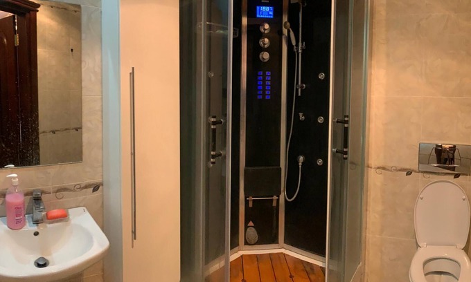 Nasimi Apartamento | Spacious 4-bedroom apartment with AC, WiFi in fabulous Baku