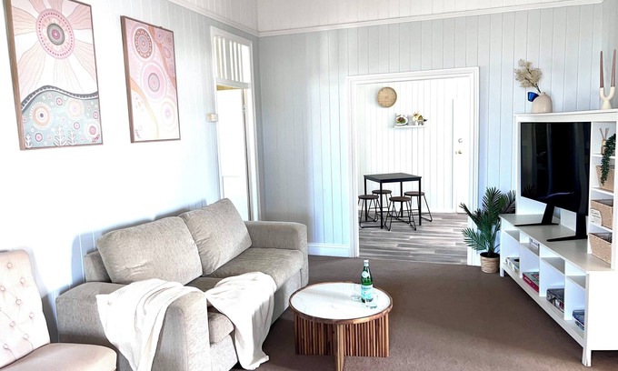 Norman Park Casa | Spacious 4-bedroom home in fabulous Norman Park- views on CBD and Storey Bridge