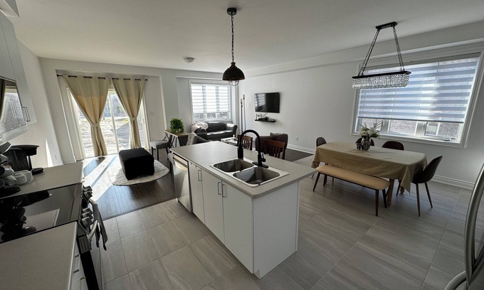 Wasaga Beach Casa | Spacious 4-bedroom townhome with WiFi and AC in charming Wasaga Beach