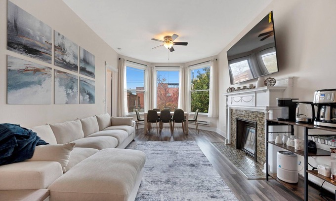 Wrigleyville Condominio | Spacious 4-bedroom condo in wonderful Chicago with WiFi, AC