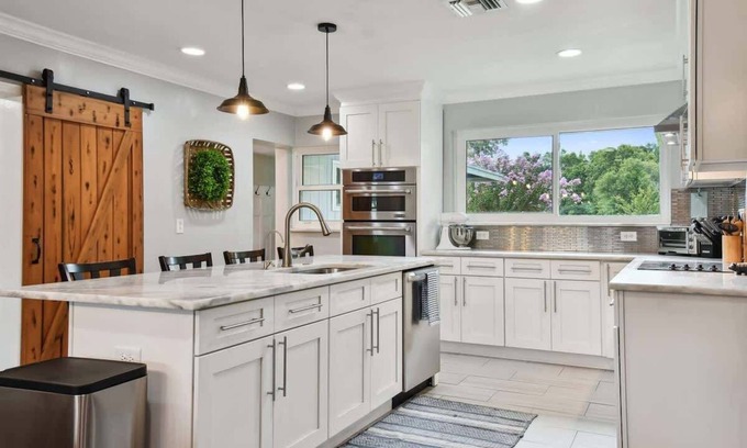 Lake Magdalene Casa | Spacious 4 Bedroom Entire Home, Tampa, Fire Pit