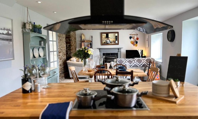 Kilgetty Casa | Spacious 4 Bedroom Farmhouse