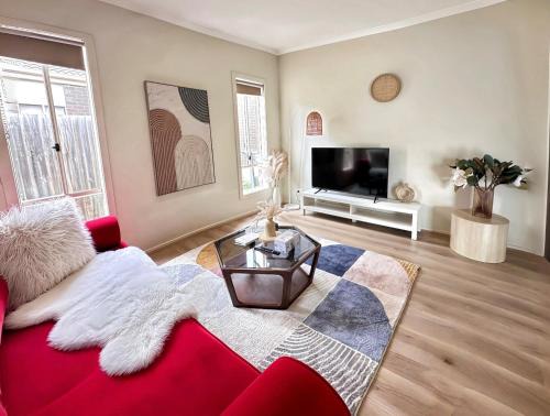 Truganina Casa | Spacious 4-Bedroom Family Home | Quiet & Connected