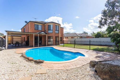Tarneit Casa | Spacious 4-Bedroom Family Retreat with Pool at Tarneit
