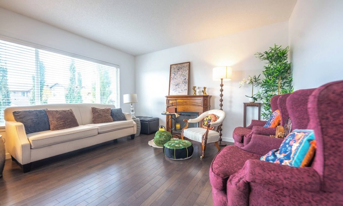 Cochrane Casa | Spacious 4 Bedroom for Family Trip & Hot tub