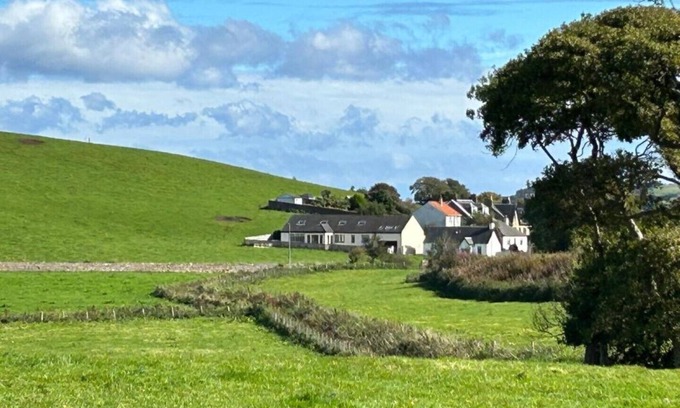 Campbeltown Casa | Spacious 4 bedroom, private garden, 10 min stroll or 2 min drive to town centre.