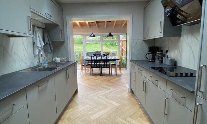 Northampton Casa | Spacious 4 Bedroom House