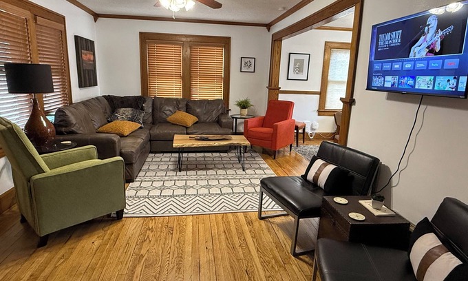 Des Moines Casa | Spacious 4-bedroom house central to Des Moines near Drake Univ. Fenced yard