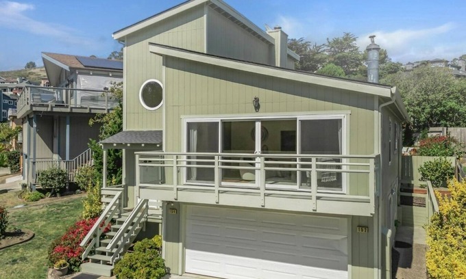 Half Moon Bay Casa | Spacious 4-bedroom house with AC 10 mins walk to beach, hiking n Pier & Dogs ok