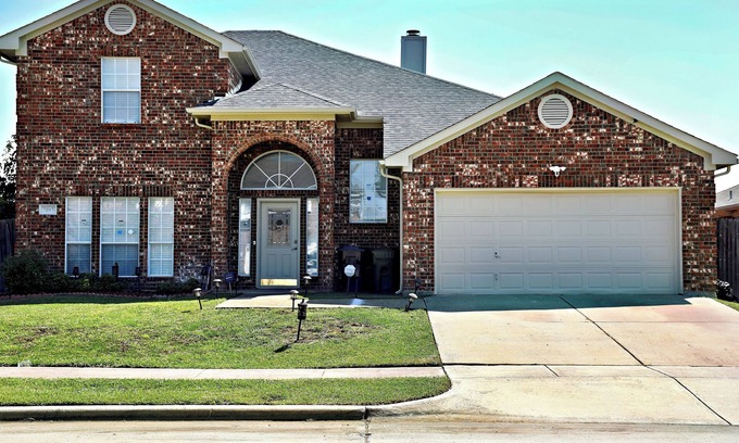 Southeast Arlington Casa | Spacious 4-bedroom house with AC, Wi-Fi superb in the Heart of Arlington, TX!
