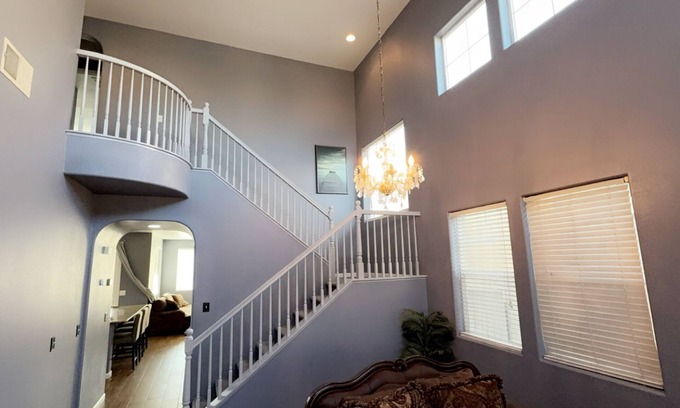 Hood Casa | Spacious 4-bedroom house in brilliant Elk Grove with AC, WiFi