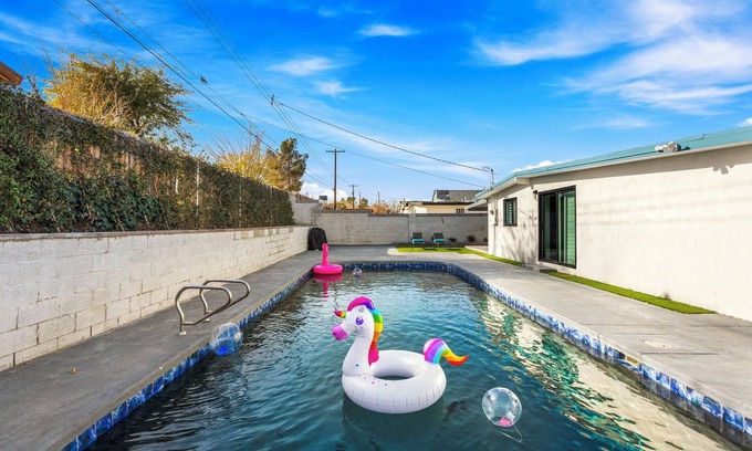 Winchester Casa | Spacious 4-bedroom house with Pool, BBQ, Near Strip/Downtown