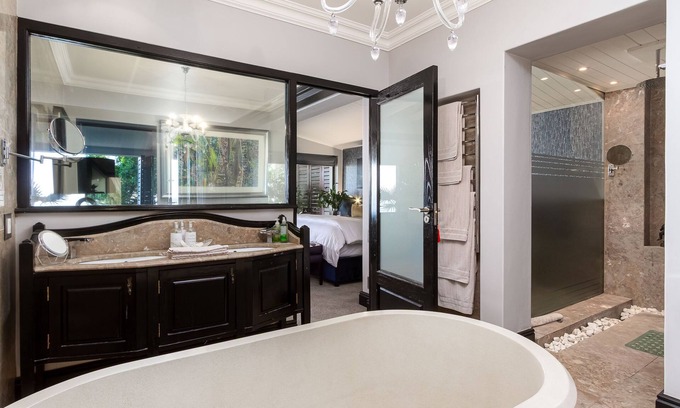 Hout Bay Casa | Spacious 4 bedroom house in beautiful Cape Town with ocean and mountain views