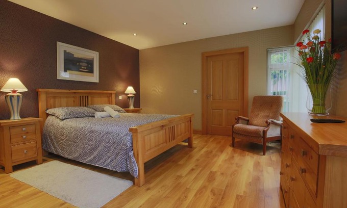 Enniskillen Casa | Spacious 4 Bedroom Home - 5 min walk to town