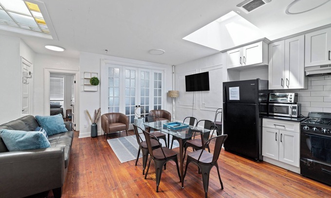 Crown Heights Casa | Spacious 4-bedroom house in vibrant Brooklyn with WiFi and AC