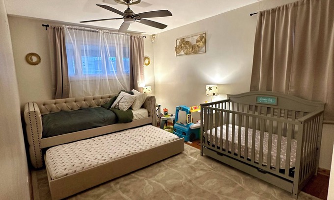 Glenview Casa | Spacious 4-bedroom house, Free parking, close to O'hare