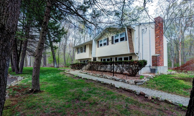 Guilford Casa | Spacious 4-bedroom house with AC, WiFi in welcoming Guilford
