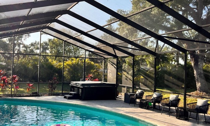 Sarasota Casa | Spacious 4-bedroom house, 6 Beds, Screened In Heated Saltwater Pool, Arcades