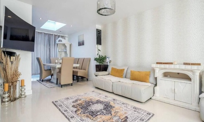 College Park and Old Oak Casa | Spacious 4 bedroom House with a Private Garden