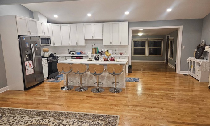 Norwood Park Casa | Spacious 4-bedroom house in awesome Chicago with WiFi, AC