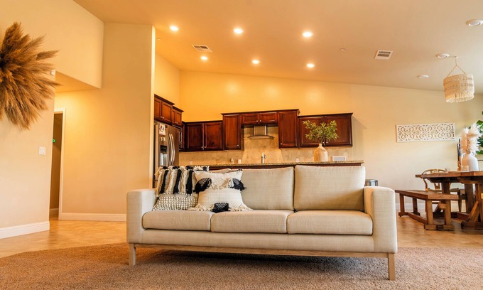 Greenacres Casa | Spacious 4-bedroom house with WiFi and AC in charming Shafter