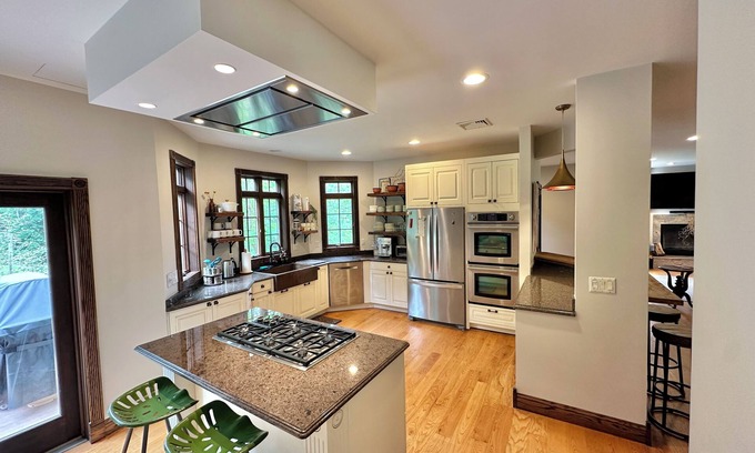 Warwick Casa | Spacious 4-bedroom house in charming Warwick with AC, WiFi