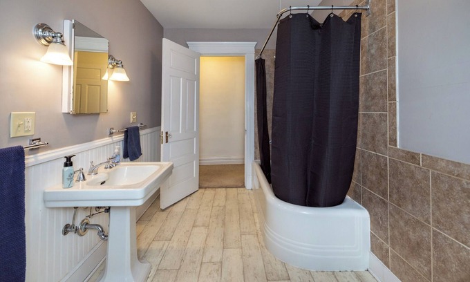 Erie Casa | Spacious 4-bedroom house in Downtown Erie