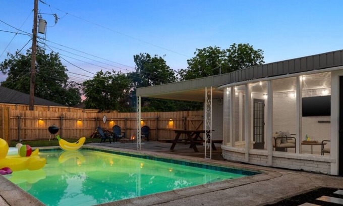 Buckner Terrace - Everglade Park Casa | Spacious 4-bedroom house in charming Dallas with AC, WiFi