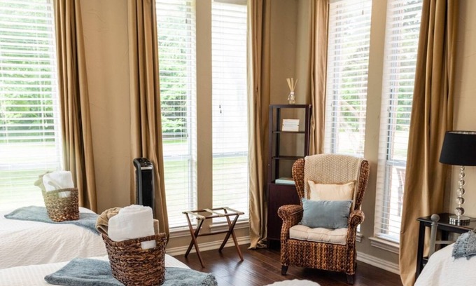 Lake Dallas Casa | Spacious 4-bedroom house on 3 Acres in fabulous Lake Dallas with AC & WiFi
