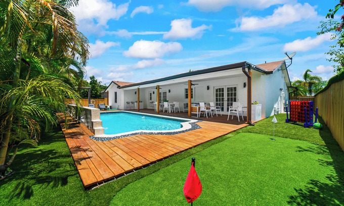 The Hammocks Casa | Spacious 4-bedroom house with heated pool in amazing Miami/ game room
