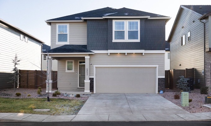 Old Farm District Casa | Spacious 4-bedroom house with fitness room, WiFi 5 Mins to Old Mill, Bend