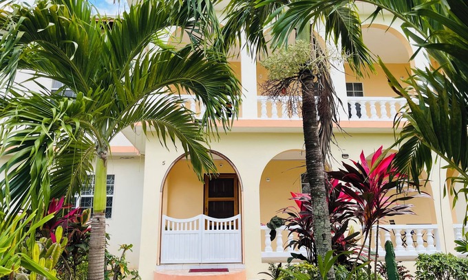 Lucea Apartamento | Spacious 4-bedroom apartment in charming Lucea, Hanover. Walk to the beach!